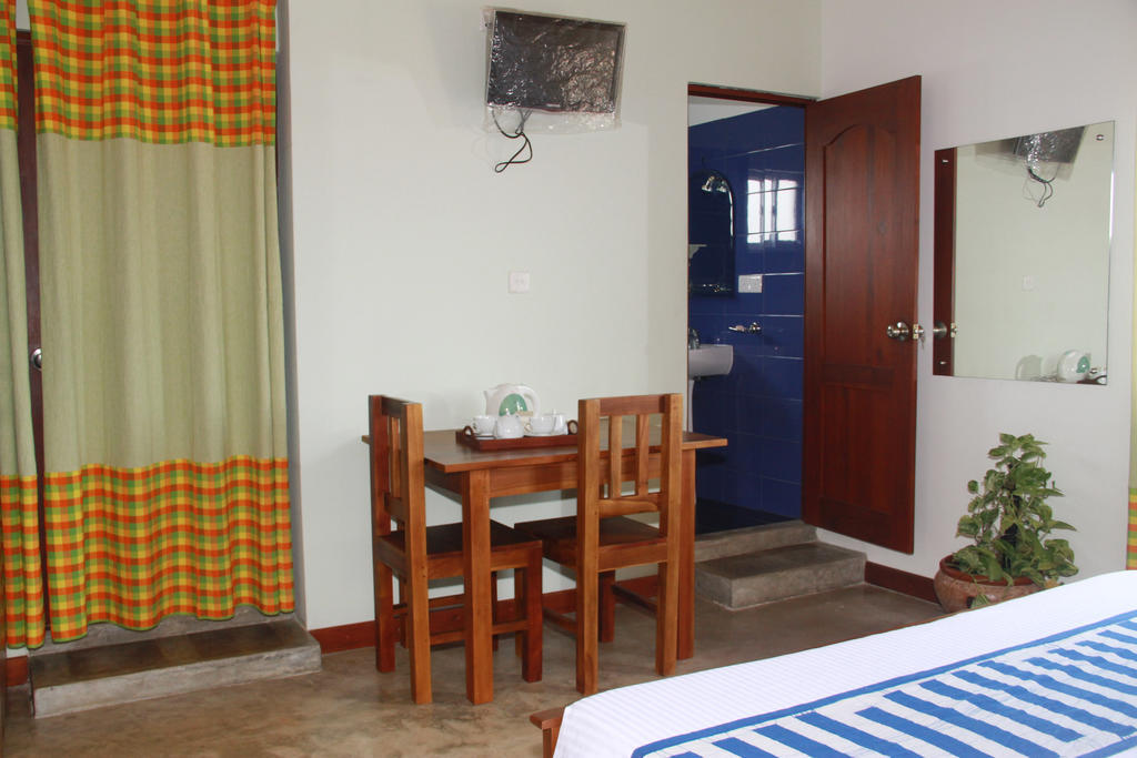 Blue Elephant Tourist Guesthouse Kudapaduwa Eksteriør billede